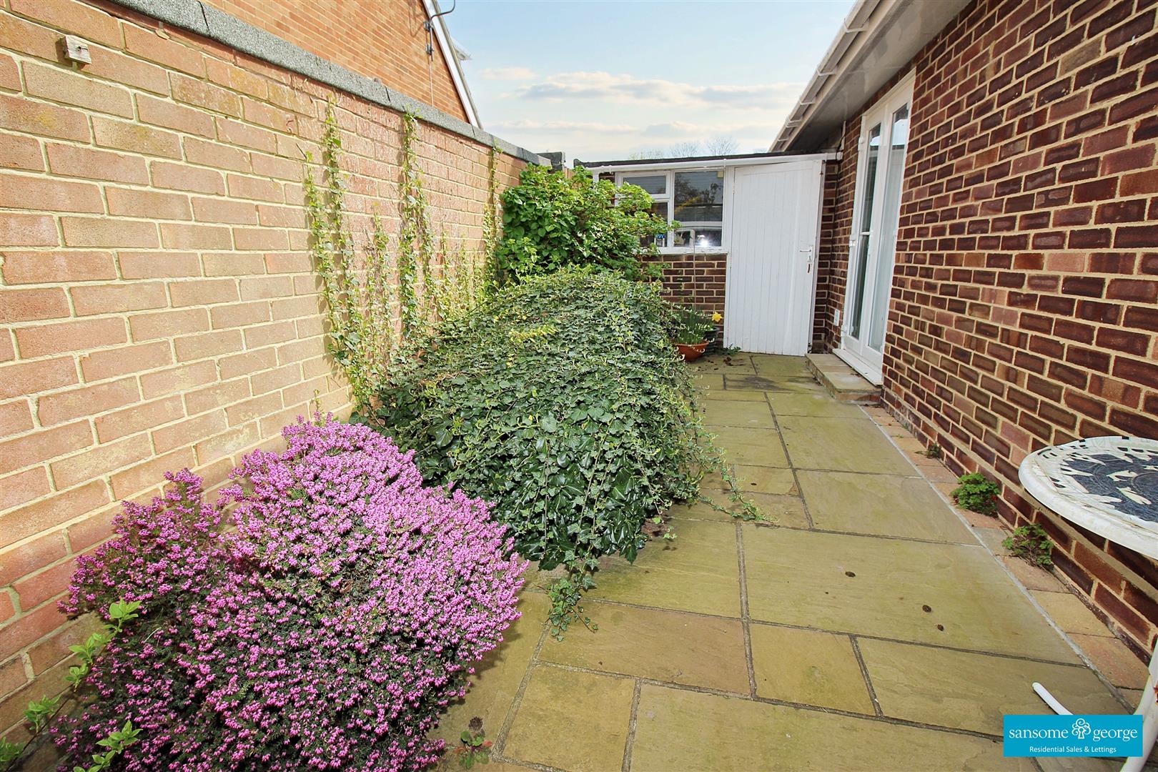 White Lodge Close, Tilehurst, Reading